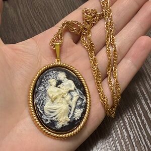 vintage Gold-Tone Black & Cream Cameo Pendant Necklace